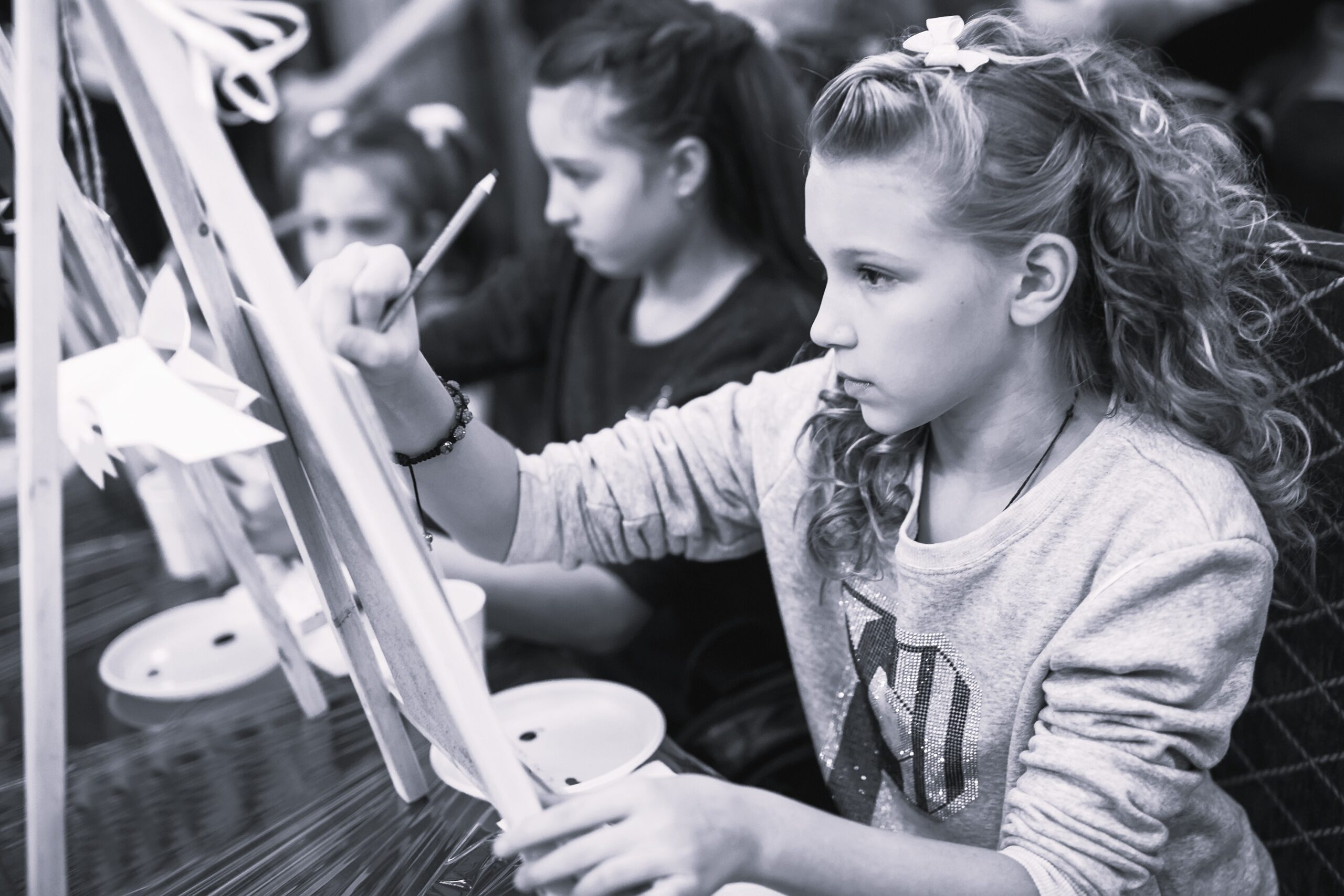 group lesson in drawing. Children learn to draw in the classroom.